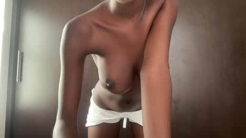 E V E L Y N  online show from November 7, 3:47 pm