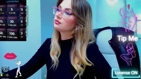 Snapshot of evelyne_rose chatting on September 19, 5:00 am evelyne_rose online show from September 19, 5:00 am