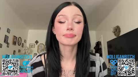 Evelyn online show from April 29, 9:30 pm