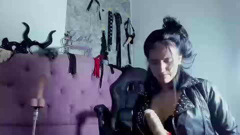 Snapshot of evil_sammy chatting on September 11, 10:11 pm Mistress Sammy online show from September 11, 10:11 pm