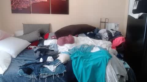 eyeswall0w online show from October 19, 2:33 pm