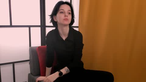 Mia online show from December 3, 7:16 am