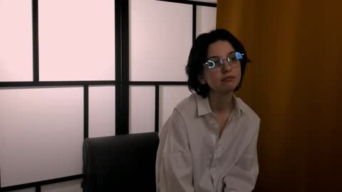 Mia online show from December 2, 10:24 am