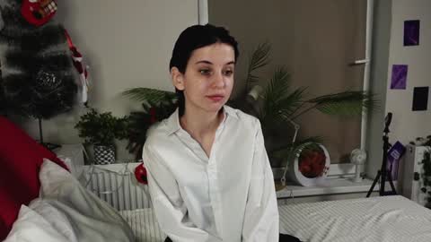 Mia online show from December 27, 7:08 am