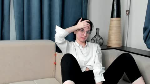 Mia online show from December 5, 2:17 pm