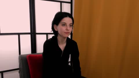 Mia online show from December 3, 1:27 pm