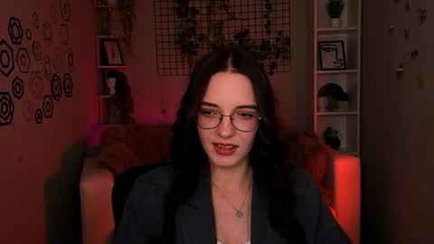 florence_barker online show from May 4, 12:55 pm