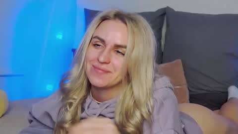 Foxy Kimmi online show from April 11, 7:35 am