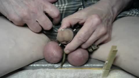 I am a total slave slut. I would like to have multiple owners to use me every day. online show from December 8, 6:33 am