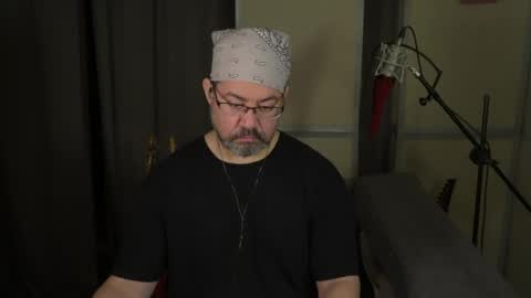 freqmoar online show from May 5, 9:37 am