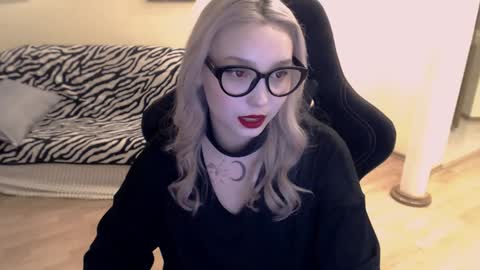 Snapshot of fromsun_forsoul chatting on December 4, 10:40 am Lilith online show from December 4, 10:40 am