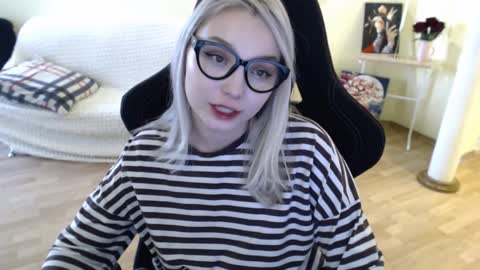 Snapshot of fromsun_forsoul chatting on February 6, 10:47 am Lilith online show from February 6, 10:47 am