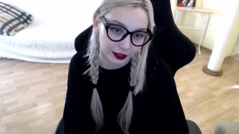 Snapshot of fromsun_forsoul chatting on February 17, 12:49 pm Lilith online show from February 17, 12:49 pm