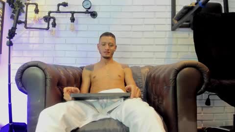 Snapshot of gabrieldraven chatting on October 21, 8:01 pm gabrieldraven online show from October 21, 8:01 pm