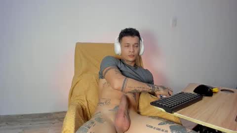 independent model online show from November 28, 9:11 pm