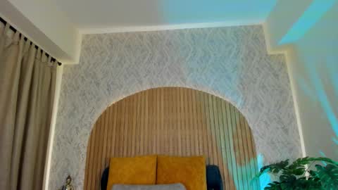 Kendal  online show from February 16, 11:30 am