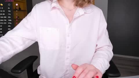 gigihadd online show from April 3, 4:47 pm