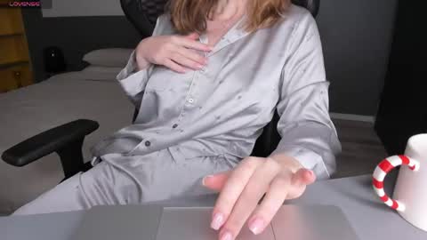 gigihadd online show from April 21, 1:18 pm