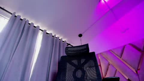 Giigii Hadid  online show from May 14, 7:56 pm