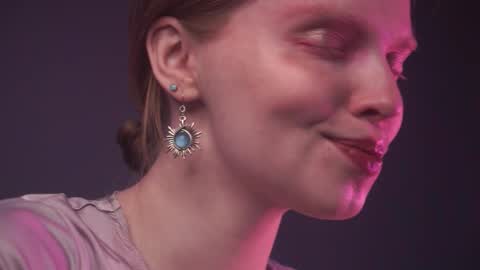        im expecting 350 thumbs up on my altar   online show from January 7, 10:04 pm