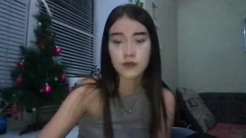 girl_sue online show from December 18, 3:33 pm