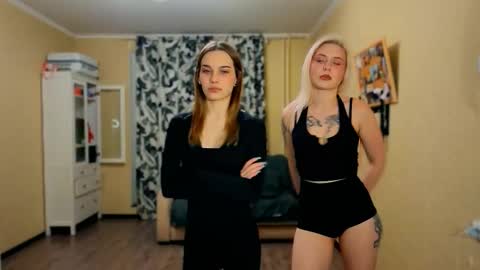 Snapshot of girls_n_roses chatting on October 22, 3:24 pm Nicky and Eva go hard online show from October 22, 3:24 pm