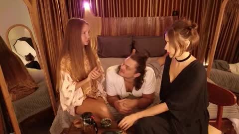   330 UTC2 girls   online show from November 21, 4:32 am