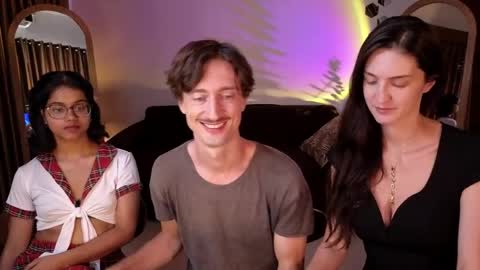   330 UTC2 girls   online show from April 19, 1:50 am