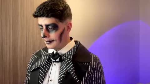 goldenknight33 online show from October 31, 7:25 pm