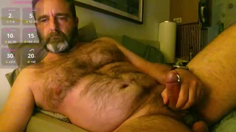 goonerbear_ online show from May 4, 1:45 am