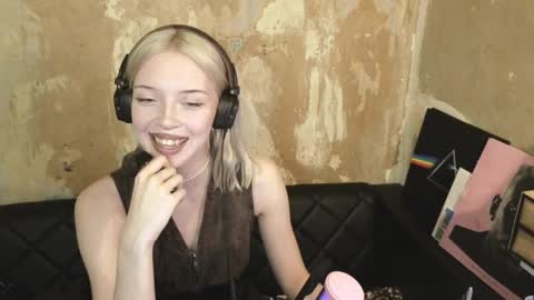 Snapshot of graylovescookies chatting on December 7, 7:38 pm graylovescookies online show from December 7, 7:38 pm