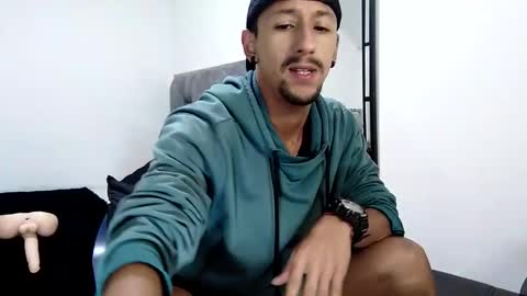 Snapshot of guykarim chatting on January 28, 10:02 am karim online show from January 28, 10:02 am