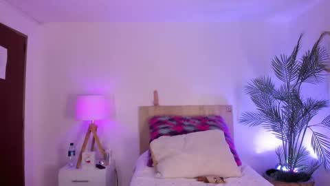 Hadid online show from April 8, 9:51 pm