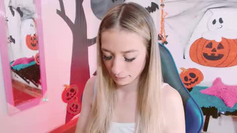Snapshot of hannah_026 chatting on October 23, 11:12 am Hannah 027 online show from October 23, 11:12 am