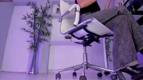 HANNAH HOWELL online show from September 15, 9:33 am