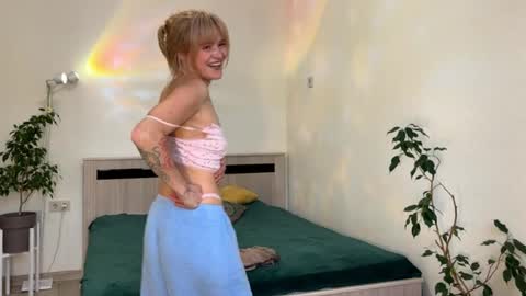 hannah levis  online show from April 1, 1:41 pm