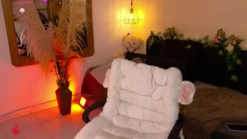 Hannah Williams online show from December 5, 11:23 pm