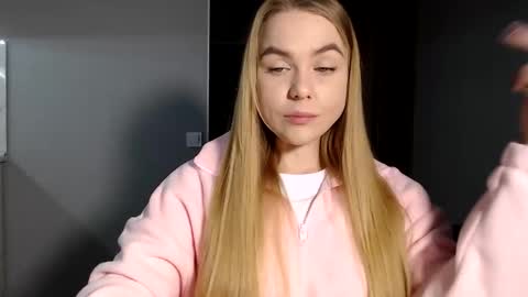 happy_fox_ online show from February 11, 2:57 pm