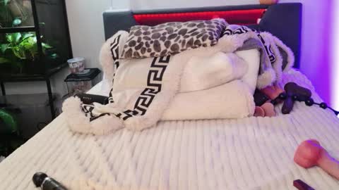 Hazeleo online show from February 21, 12:24 am