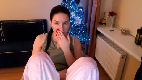 Snapshot of heaven_chloe chatting on January 23, 5:42 pm Heaven girl online show from January 23, 5:42 pm