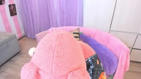 Snapshot of hell_fairy chatting on October 2, 2:54 am Laura online show from October 2, 2:54 am