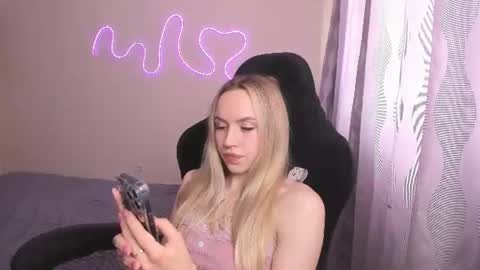Lisa online show from June 12, 1:43 pm