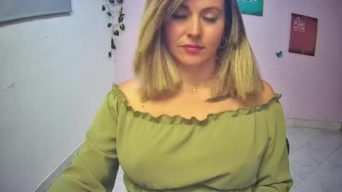 Hestesiaxx online show from April 20, 2:14 am