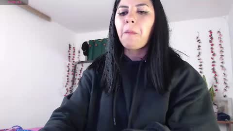 hilaril18 online show from June 28, 1:56 am