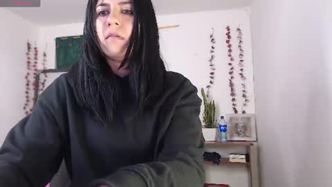hilaril18 online show from July 9, 6:01 pm