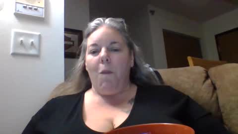 hippysnewhere online show from June 3, 8:39 am