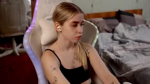 Holly online show from February 11, 7:07 pm