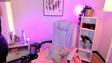 Hollie online show from April 17, 12:07 pm