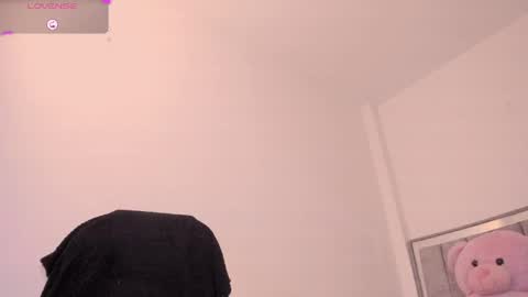 holly_16 online show from April 10, 7:07 pm