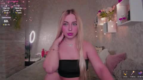 holly_molly8 online show from November 15, 10:44 pm